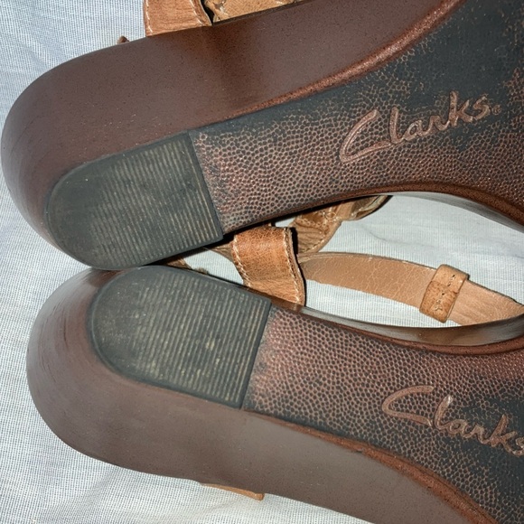 Clarks 8.5 women’s Tan Wedge Sandals with Elegant Lattice Straps - Picture 12 of 16